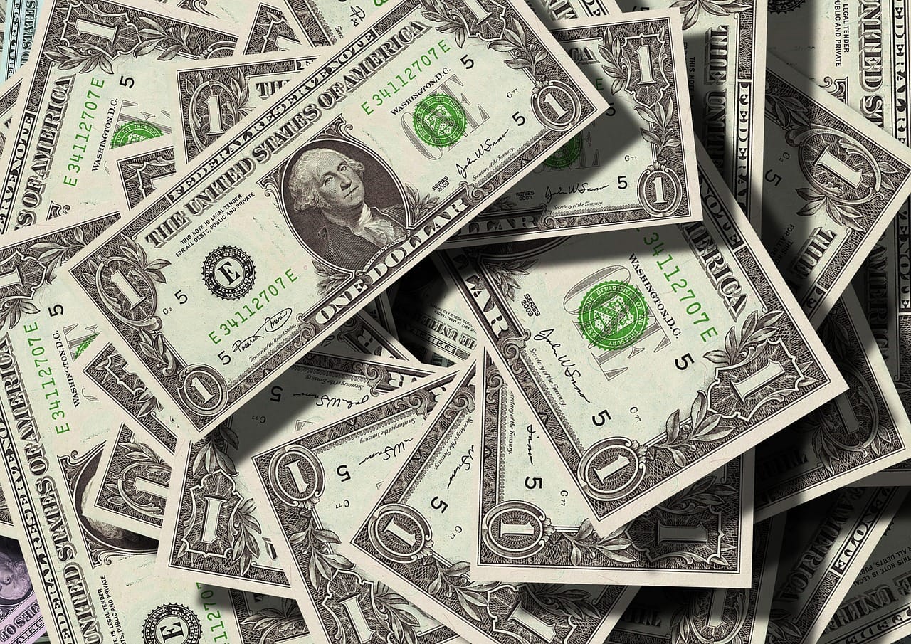 Qué es el Mercado de Divisas El mercado de divisas, conocido comúnmente como Forex (abreviatura de Foreign Exchange), es el mercado financiero más grande y líquido del mundo. En este mercado, se negocian las diferentes monedas de los países, lo que permite la compra y venta de divisas. En esta guía, exploraremos qué es Forex, cómo funciona, sus principales participantes y las ventajas y riesgos de operar en este mercado. ¿Qué es Forex? Forex es un mercado global descentralizado en el que se intercambian las monedas de distintos países. Las transacciones en Forex no se llevan a cabo en una bolsa central, sino que se realizan de manera electrónica a través de redes de computadoras entre traders de todo el mundo. Este mercado opera las 24 horas del día, cinco días a la semana, lo que permite una gran flexibilidad para los operadores.