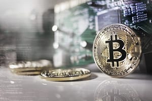 La regulación de Bitcoin y otras criptomonedas ha sido un tema dinámico y en evolución constante a nivel global. En 2024, varios países están liderando el camino en la creación de marcos regulatorios que buscan equilibrar la innovación y la protección del consumidor. A continuación, exploramos cómo algunos de estos países están manejando la regulación de Bitcoin y qué los hace destacar.